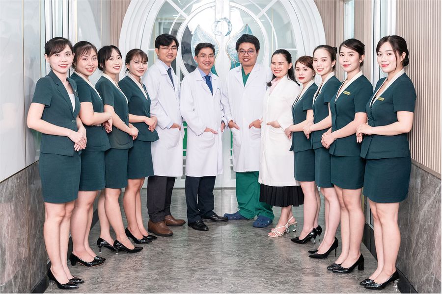 Đội ngũ bác sĩ Lương Ngọc trong phòng phẫu thuật